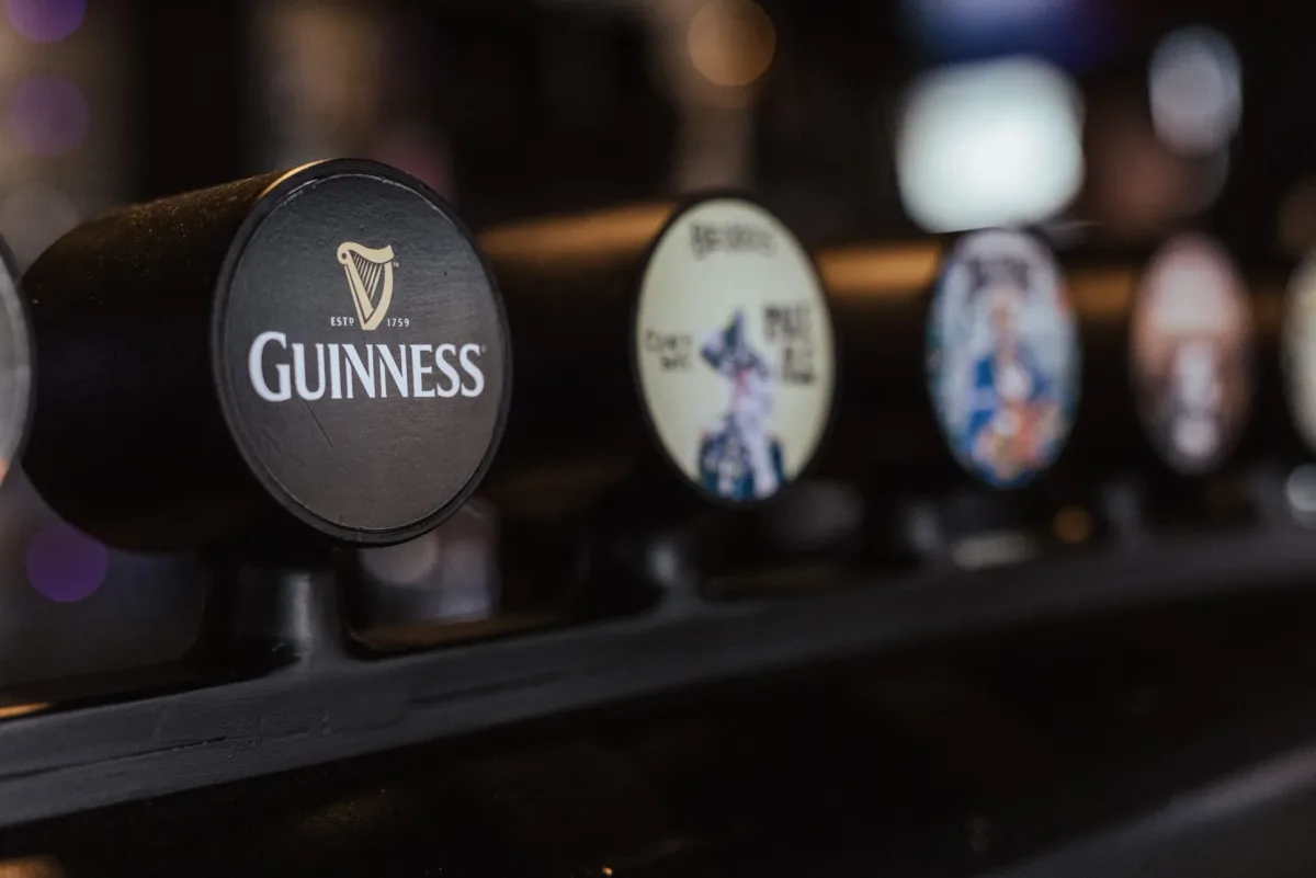 Niz medaljona na pivskim točionicima, Guinness u fokusu.