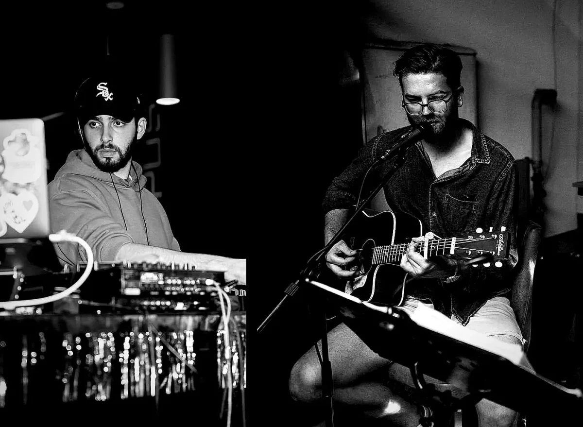 DJ i gitarist na pozornici Hedonista, crno-bijela fotografija.